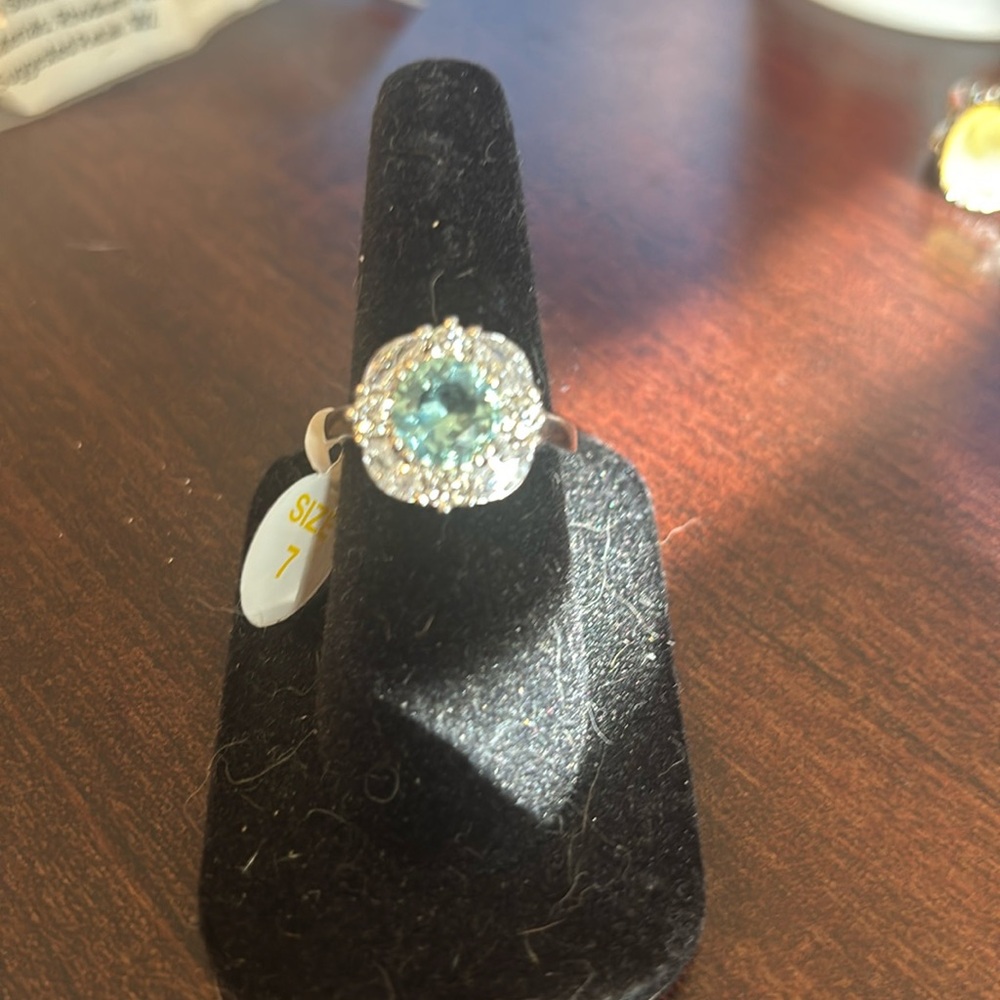 NWT stunning light green stone ring. Size 7
